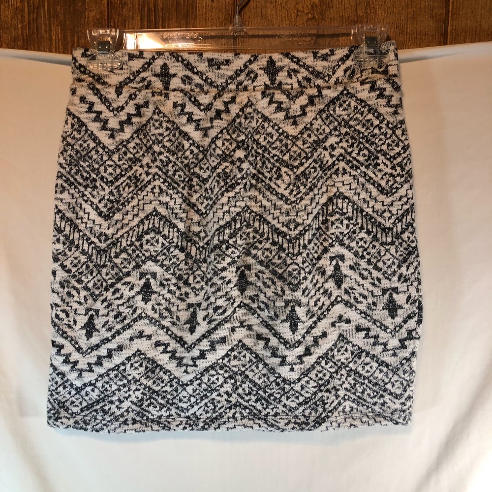 Maurices women’s cream/gray sweater skirt M
